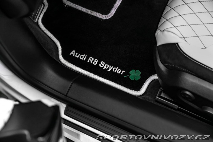 Audi R8 Akrapovič 2011