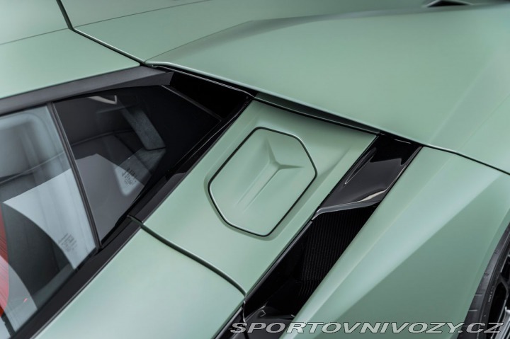 Lamborghini Revuelto  2024