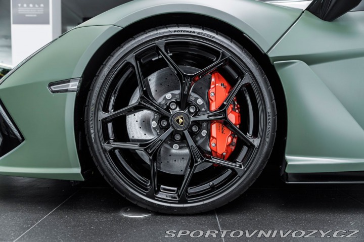 Lamborghini Revuelto  2024