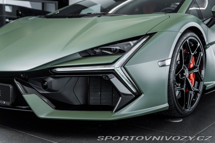 Lamborghini Revuelto  2024