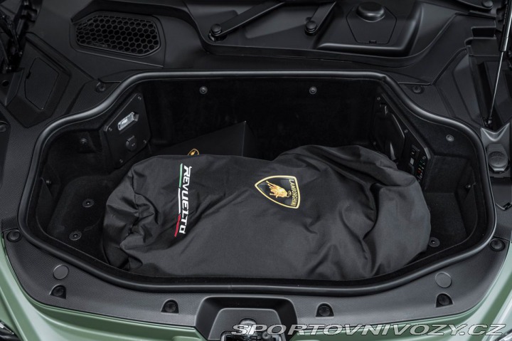 Lamborghini Revuelto  2024