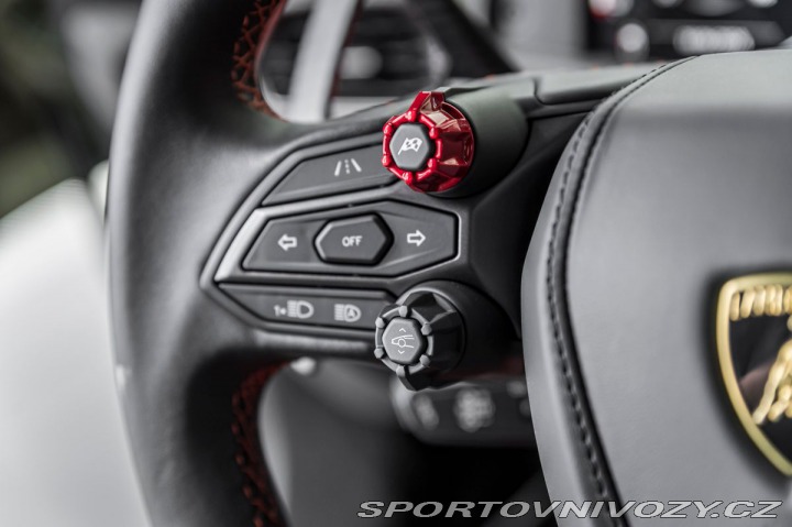 Lamborghini Revuelto  2024