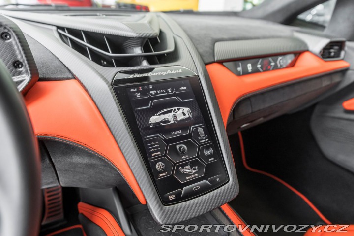 Lamborghini Revuelto  2024