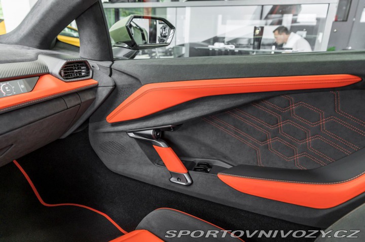 Lamborghini Revuelto  2024