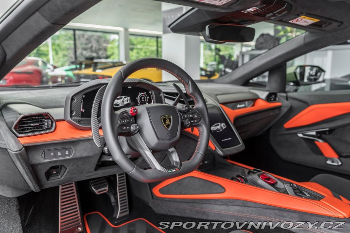 Lamborghini Revuelto  2024