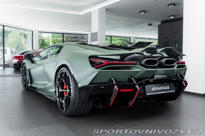 Lamborghini Revuelto  2024