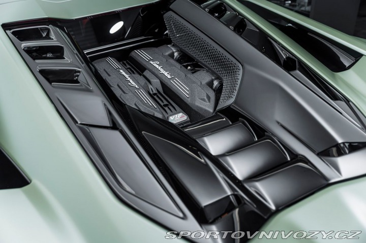 Lamborghini Revuelto  2024