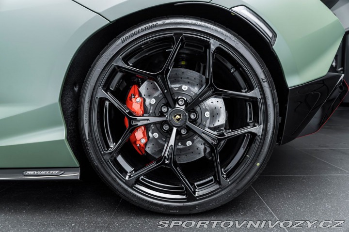 Lamborghini Revuelto  2024