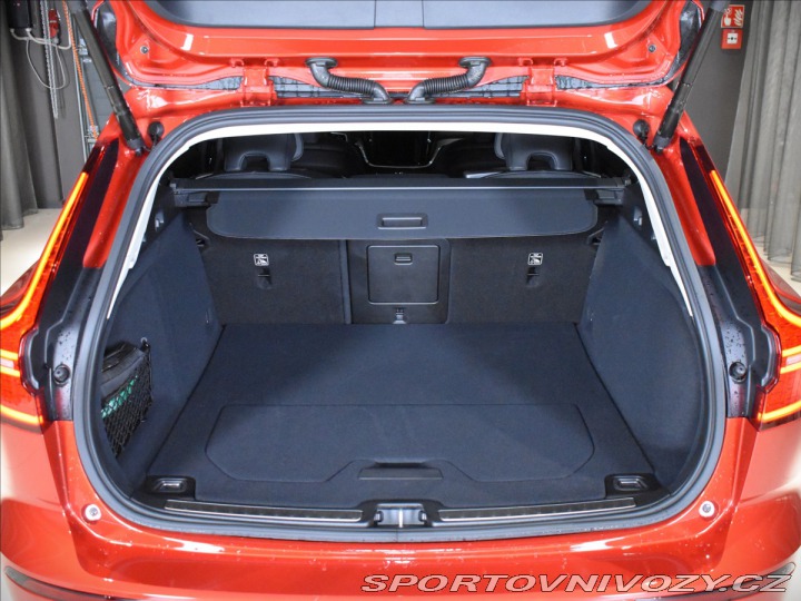 Volvo V60 2,0 T6 AWD Plus Dark 2025