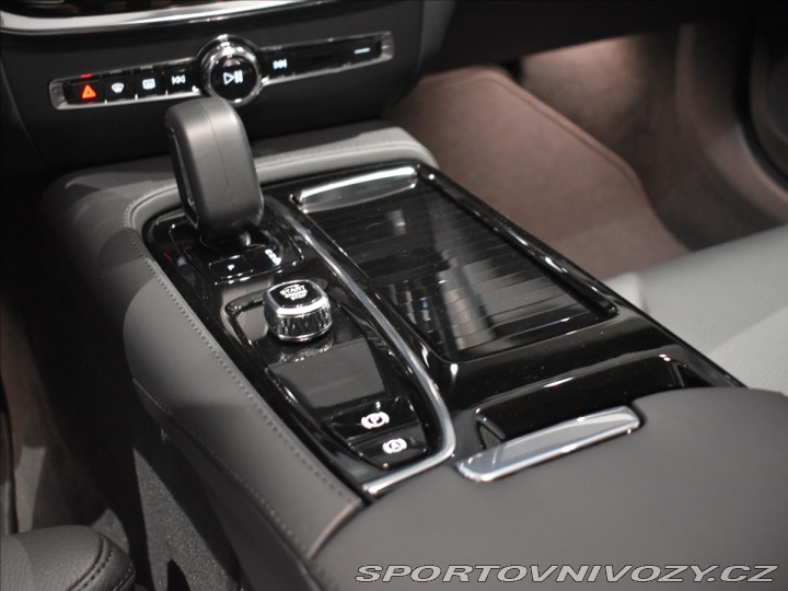 Volvo V60 2,0 T6 AWD Plus Dark 2025