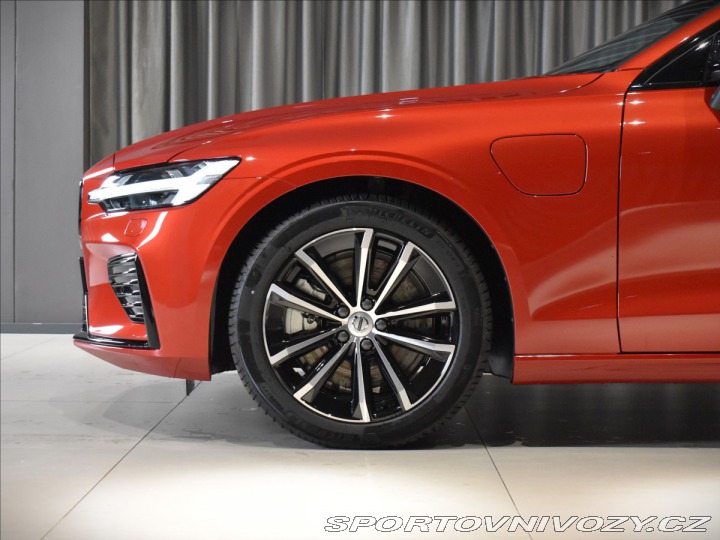 Volvo V60 2,0 T6 AWD Plus Dark 2025
