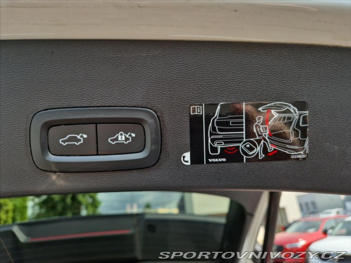 Volvo Ostatní modely XC40 0,0 RECHARGE TWIN PRO 4x4 2021