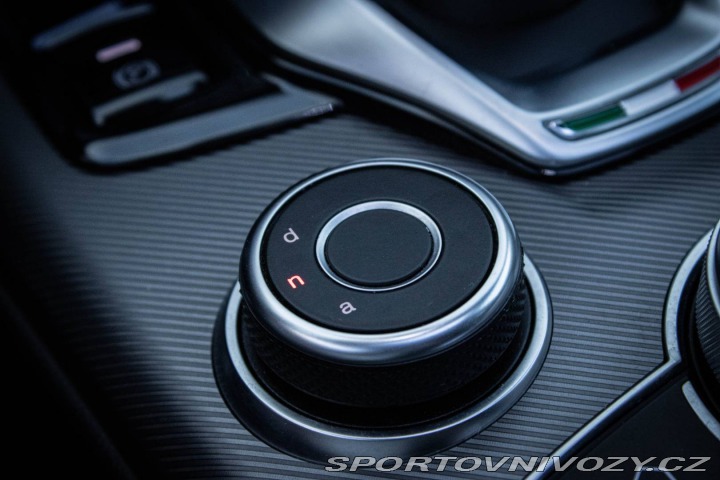 Alfa Romeo Giulia VELOCE Q4 /AJ NA SPLÁTKY 2020