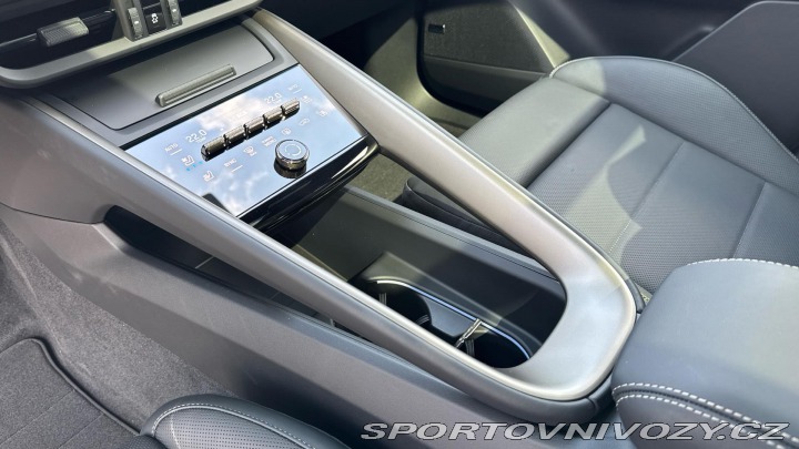 Porsche Macan Turbo 2025