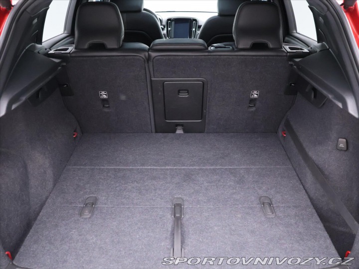 Volvo Ostatní modely XC40 2,0 182KW R-DESIGN Kamera 2018