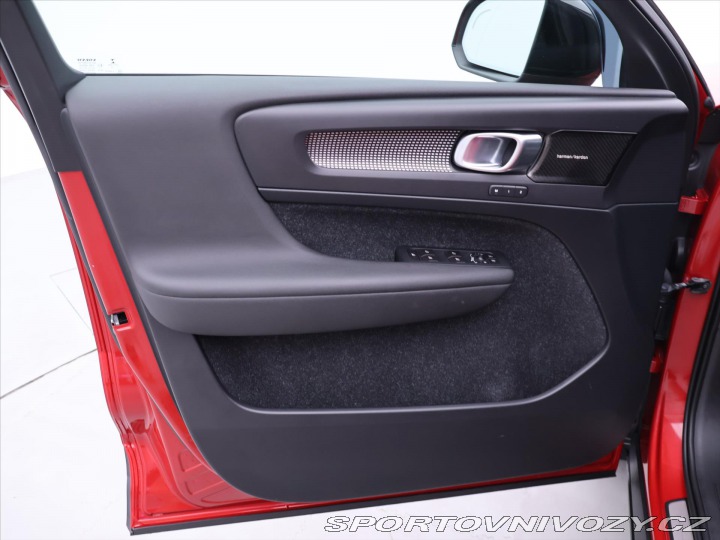 Volvo Ostatní modely XC40 2,0 182KW R-DESIGN Kamera 2018