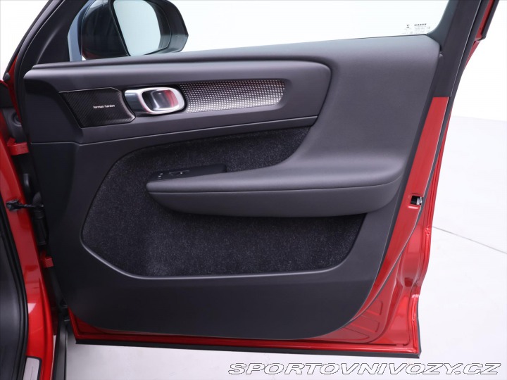 Volvo Ostatní modely XC40 2,0 182KW R-DESIGN Kamera 2018