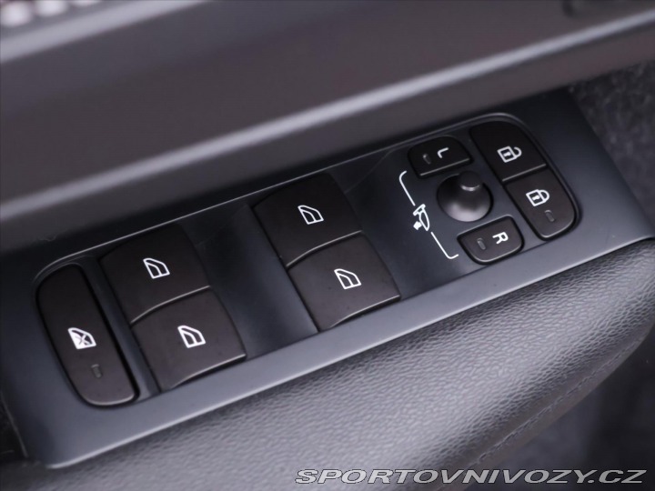 Volvo Ostatní modely XC40 2,0 182KW R-DESIGN Kamera 2018