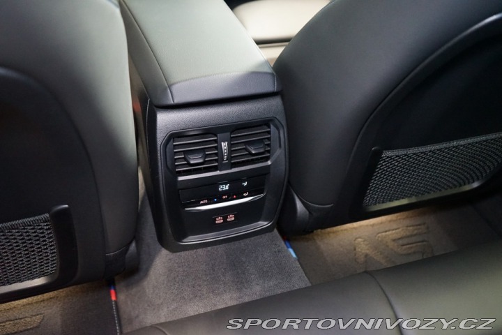 BMW 3 xDRIVE*KAMERA*TAŽ*PANO*SE 2023