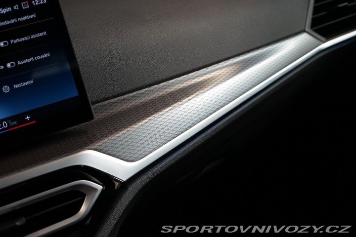 BMW 3 xDRIVE*KAMERA*TAŽ*PANO*SE 2023