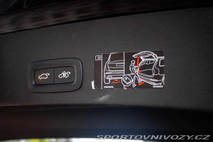 Volvo Ostatní modely XC40 P8 TwinMotor AWD 300kw 2021