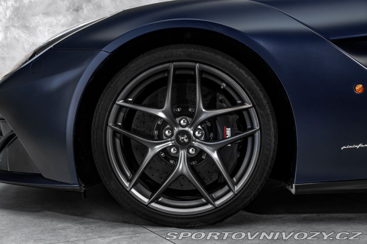 Ferrari F12berlinetta Lift, kamery, full-carbon 1800