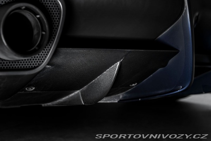 Ferrari F12berlinetta Lift, kamery, full-carbon 1800