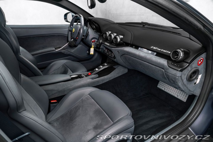 Ferrari F12berlinetta Lift, kamery, full-carbon 2014