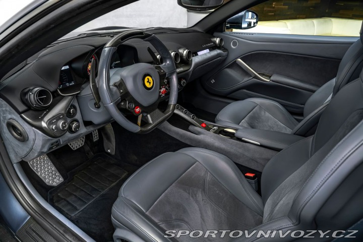 Ferrari F12berlinetta Lift, kamery, full-carbon 1800