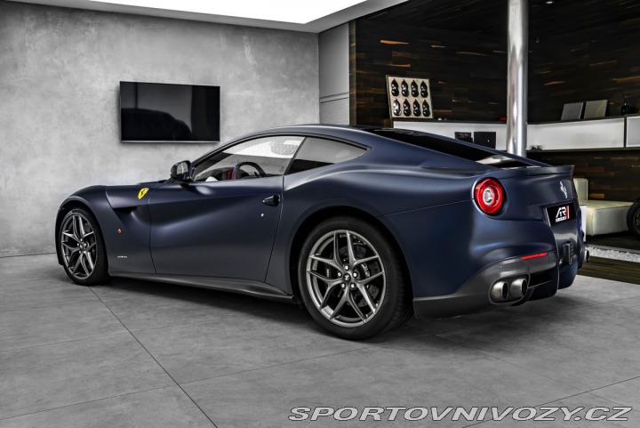 Ferrari F12berlinetta Lift, kamery, full-carbon 1800