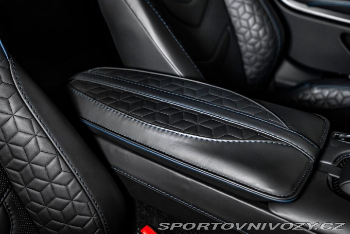 Aston Martin DBS  2023