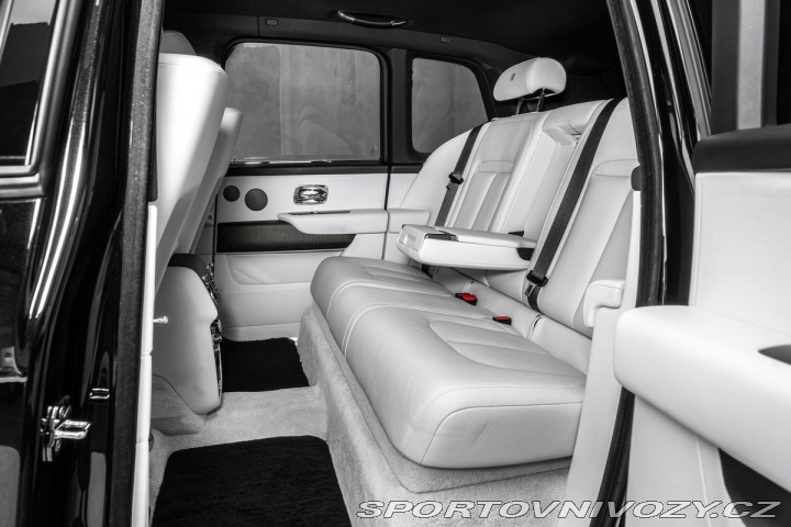 Rolls Royce Cullinan  1800