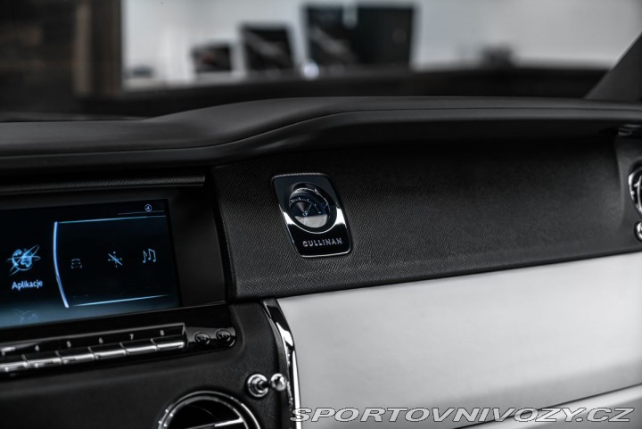 Rolls Royce Cullinan  1800