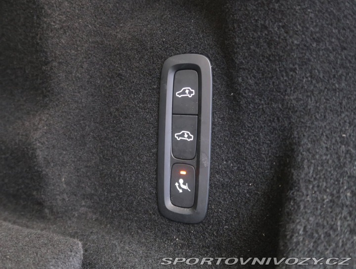 Volvo Ostatní modely XC60 Momentum T6 Recharge 2023