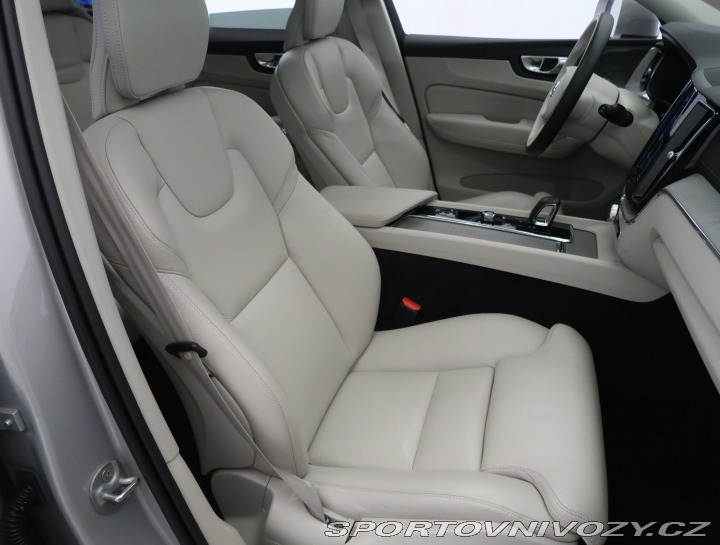 Volvo Ostatní modely XC60 Momentum T6 Recharge 2023