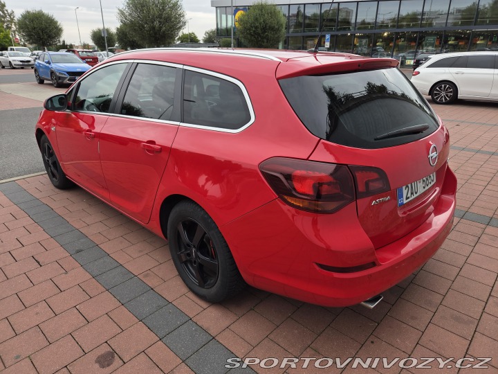 Opel Astra Sports Tourer 2012