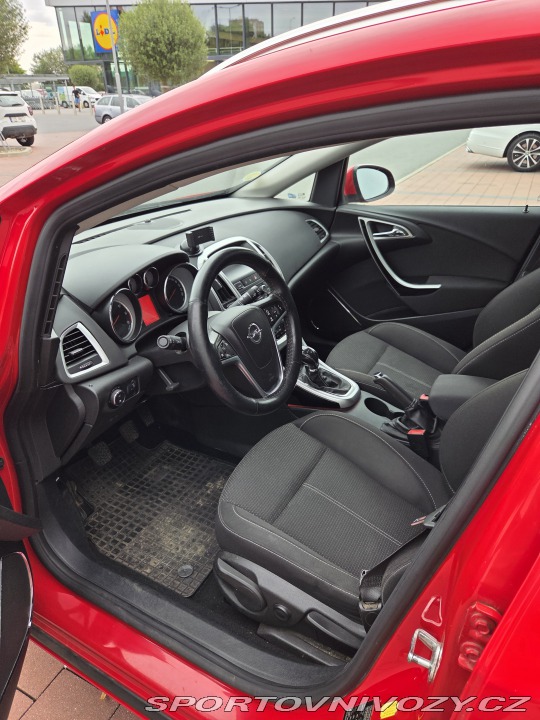 Opel Astra Sports Tourer 2012