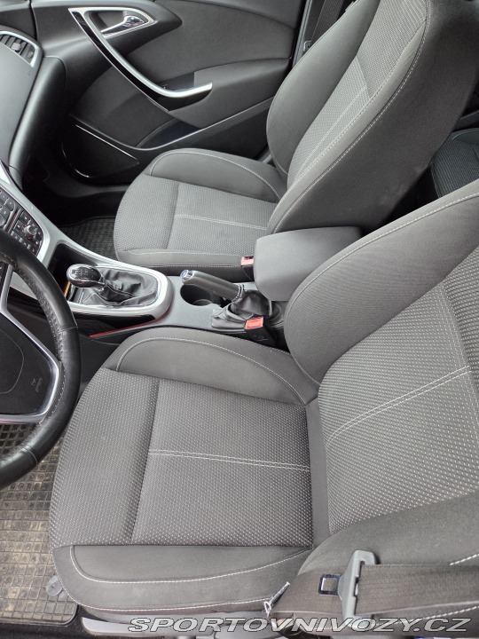 Opel Astra Sports Tourer 2012