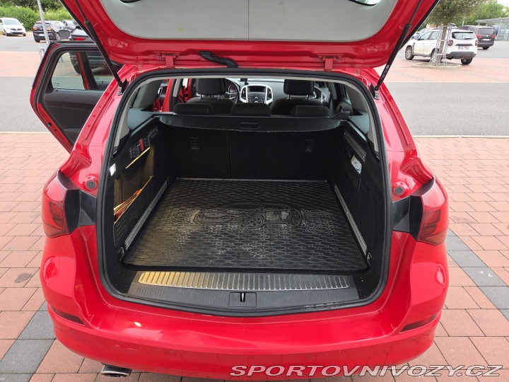 Opel Astra Sports Tourer 2012