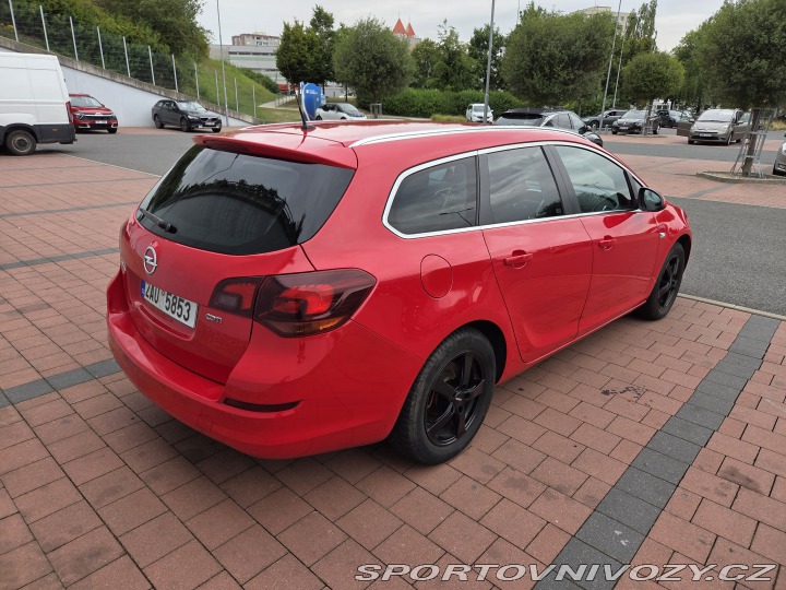 Opel Astra Sports Tourer 2012