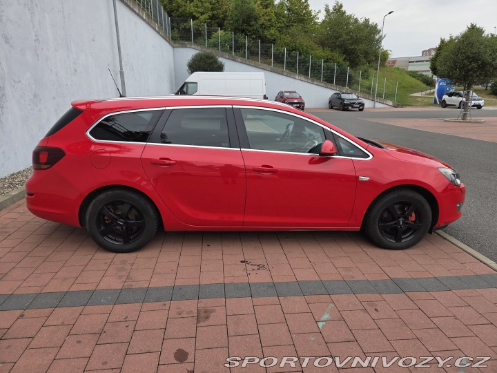 Opel Astra Sports Tourer 2012