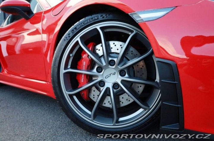 Porsche 718 Cayman GT4 2021