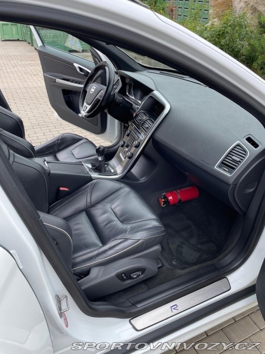 Volvo Ostatní modely XC60 2,4 D5 R-DESING 158kW 1 2013