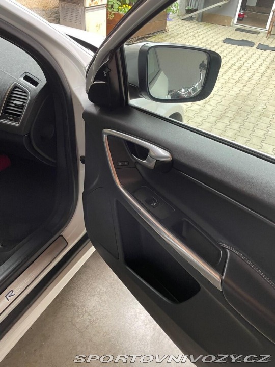 Volvo Ostatní modely XC60 2,4 D5 R-DESING 158kW 1 2013