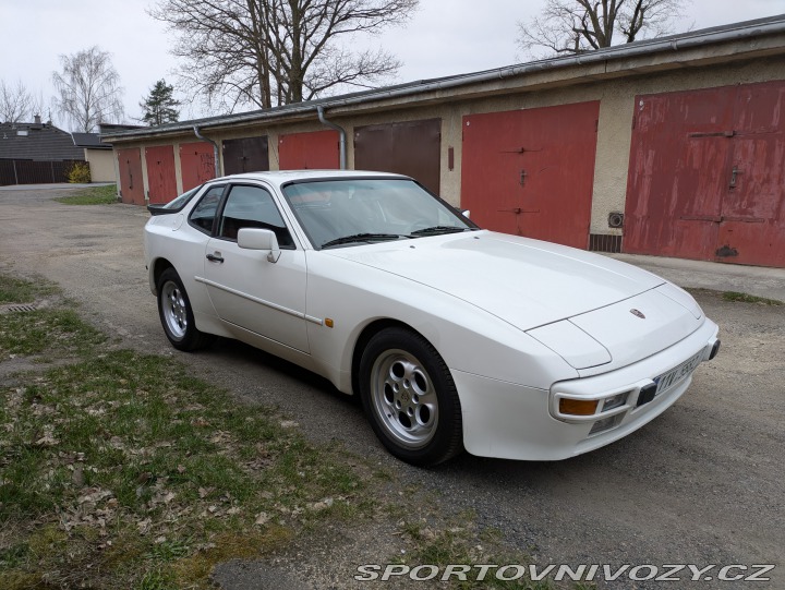 Porsche 944  1982