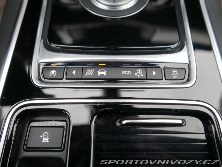 Jaguar XF 3,0 V6 AWD REZERVACE 2016