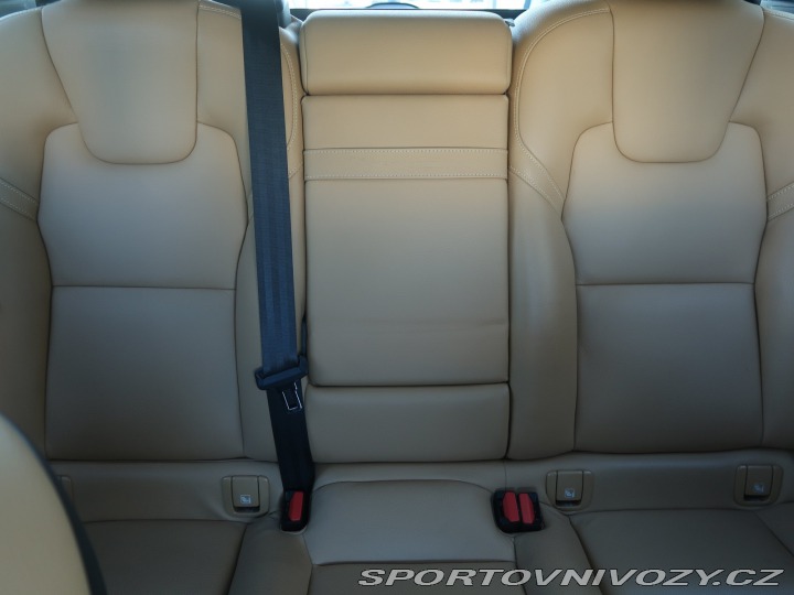 Volvo Ostatní modely XC60 Momentum T8 Twin Engine 2020