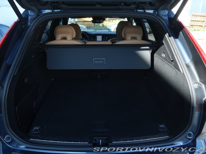 Volvo Ostatní modely XC60 Momentum T8 Twin Engine 2020