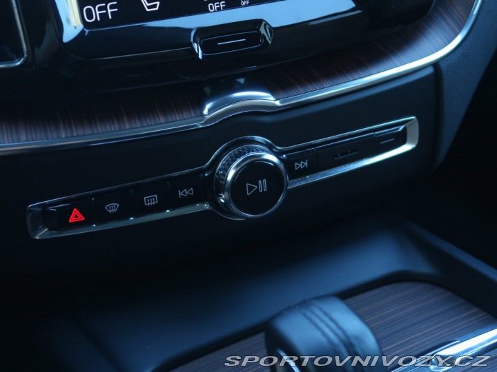 Volvo Ostatní modely XC60 Momentum T8 Twin Engine 2020