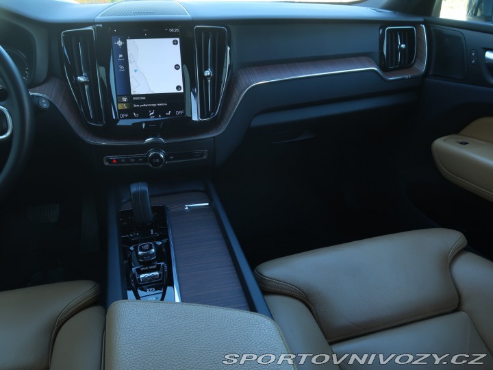 Volvo Ostatní modely XC60 Momentum T8 Twin Engine 2020